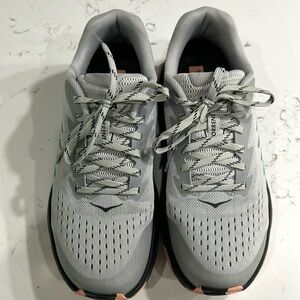 Size 8 Hoka Torrent gray shoes.  These are in excellent condition, worn 1 time